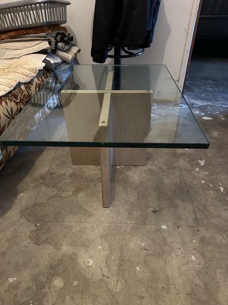 Mesa de sala com base de vidro