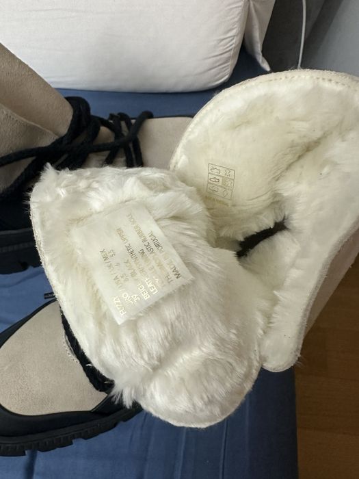 Botas completamente novas, todas forradas a pêlo, uma nuvem.