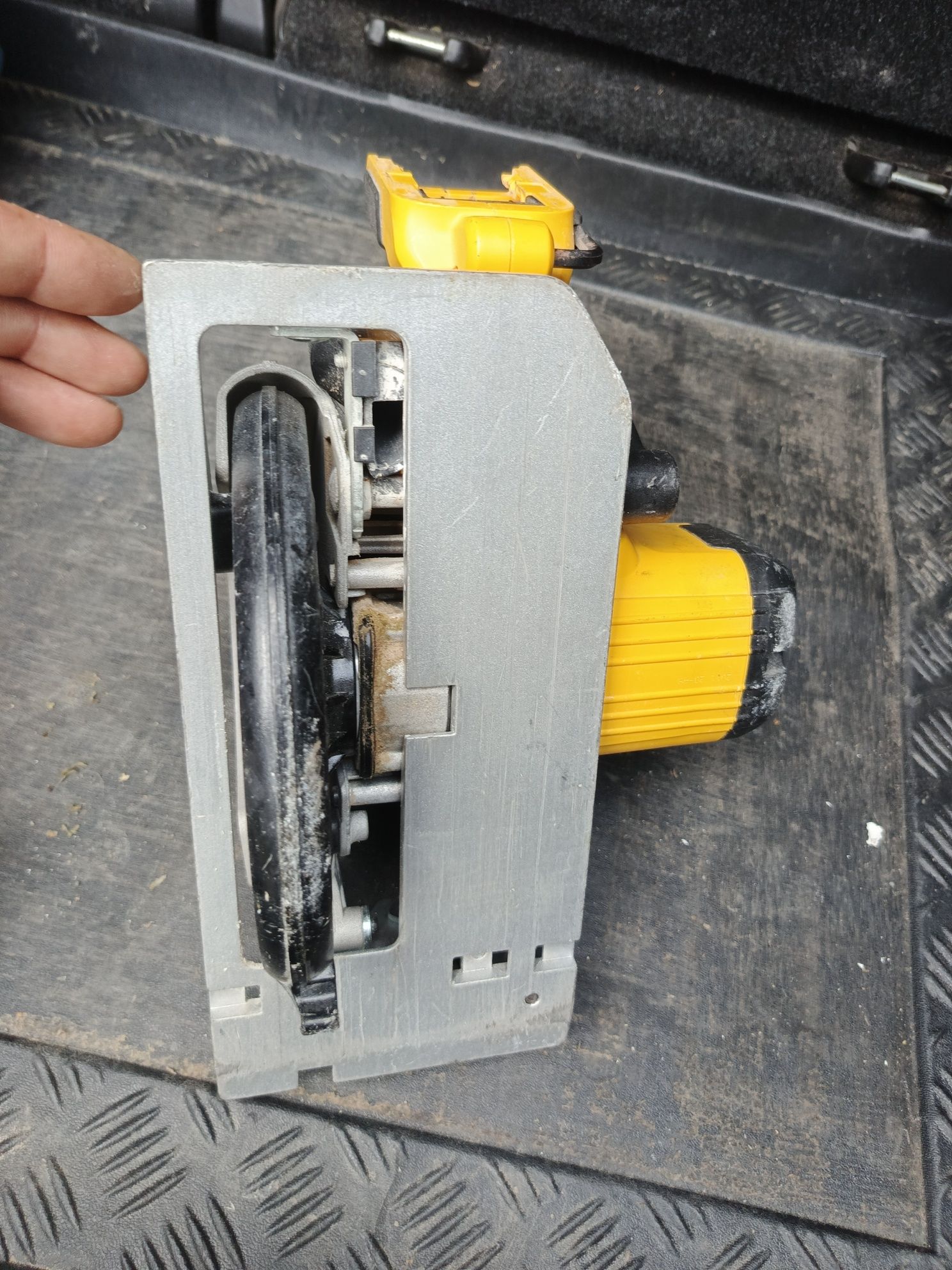 Pilarka tarczowa DeWalt DCS391