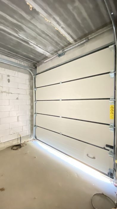 Напівособняк 130 м² з гаражем і 3 сотками землі біля міста