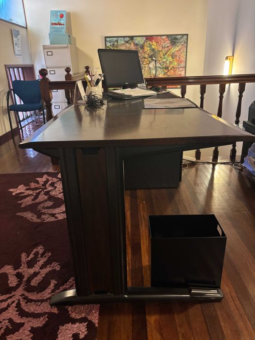 Secretária de escritório + Módulo com gavetas