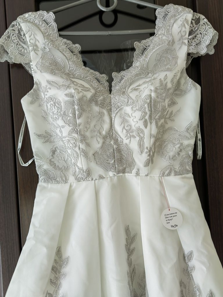 Suknia midi asymetryczna biało srebrna r. 36 "Chi Chi London" nowa.