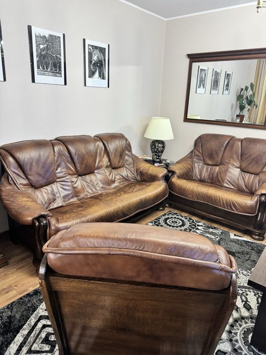 Zestaw wypoczynkowy skórzanych mebli na drewnianym stelarzu 3+2+1