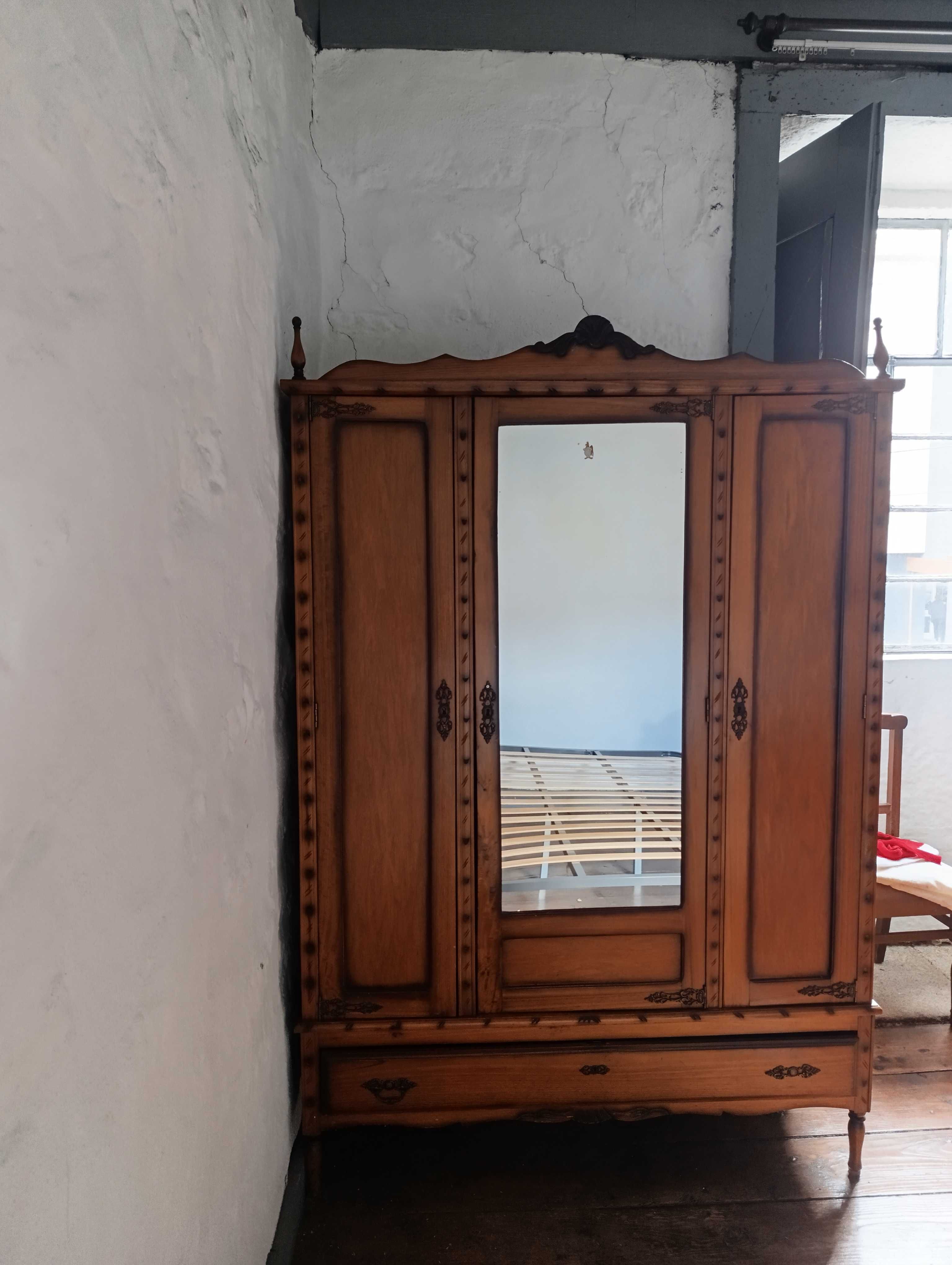 Móvel vintage -roupeiro