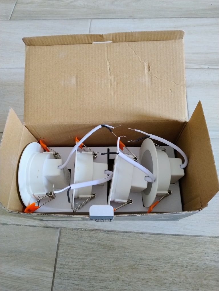 Reflektor wpuszczany LED RGB 6W 230V 4 SZT Dusktec .