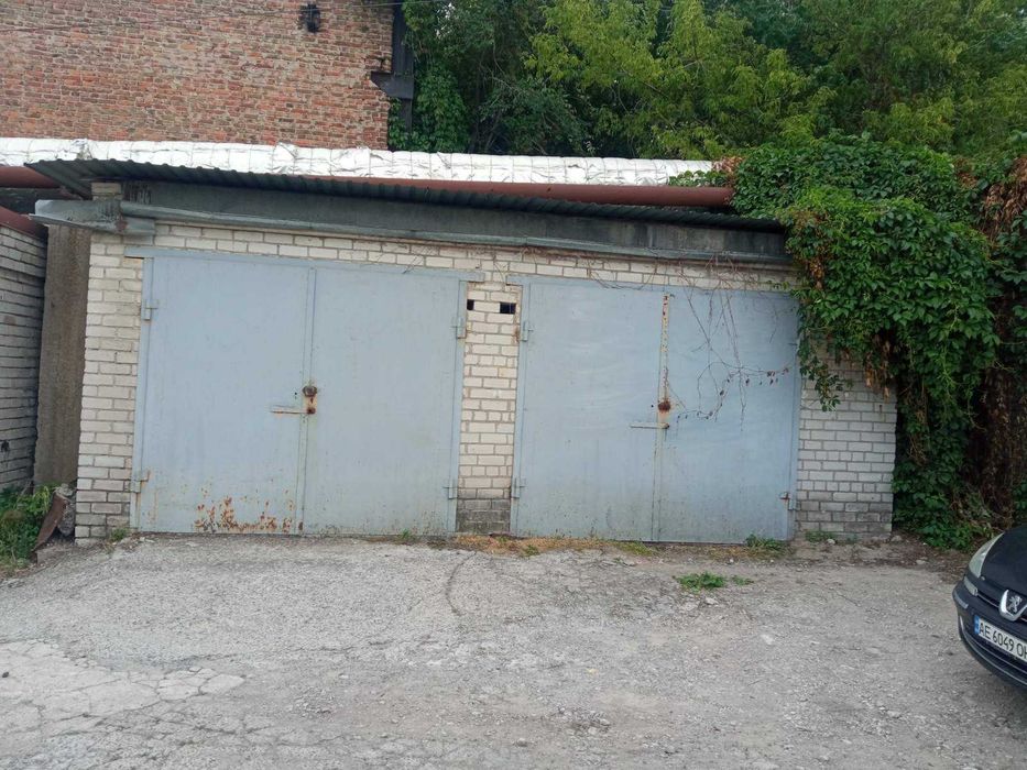 Будівля службових гаражів, площею 36,9 кв.м, м. Дніпро