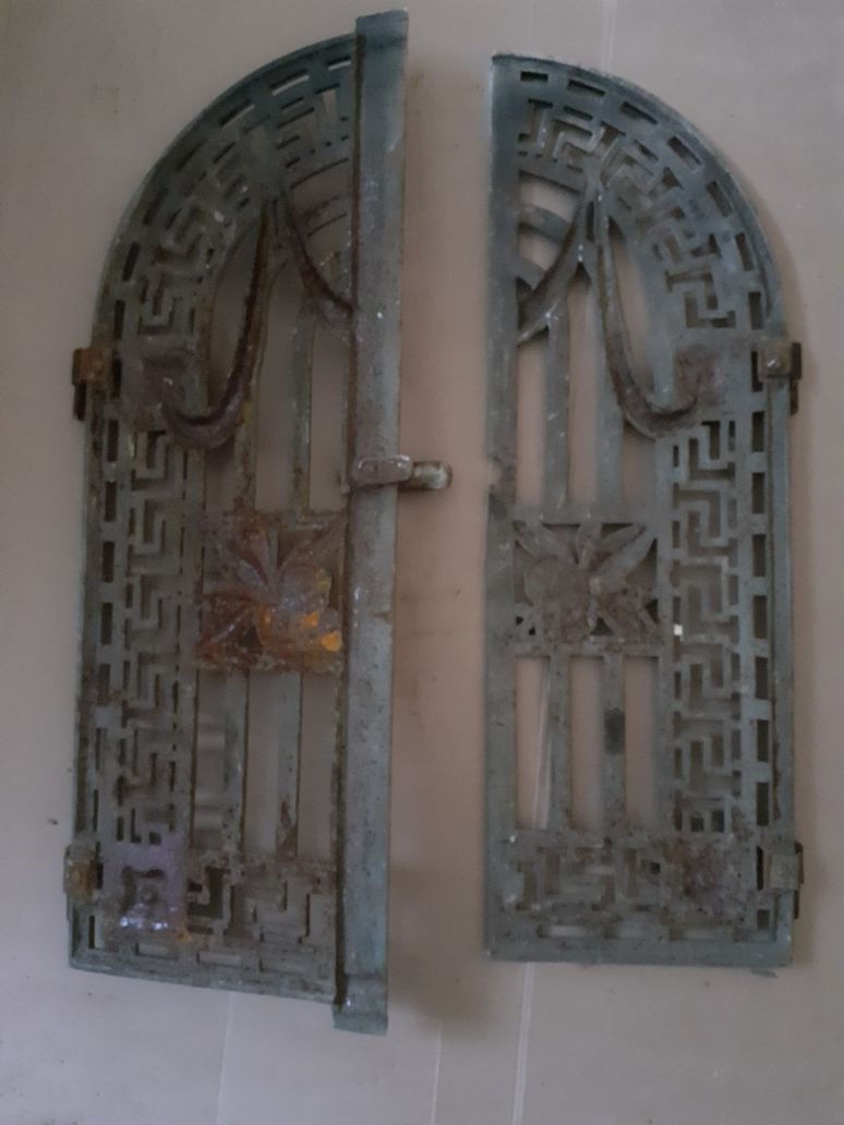 Drzwiczki aluminiowe i  żeliwne do pieca, grilla.