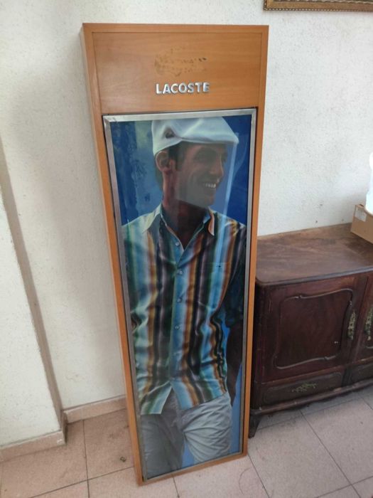 Expositores vintage luminosos da lacoste