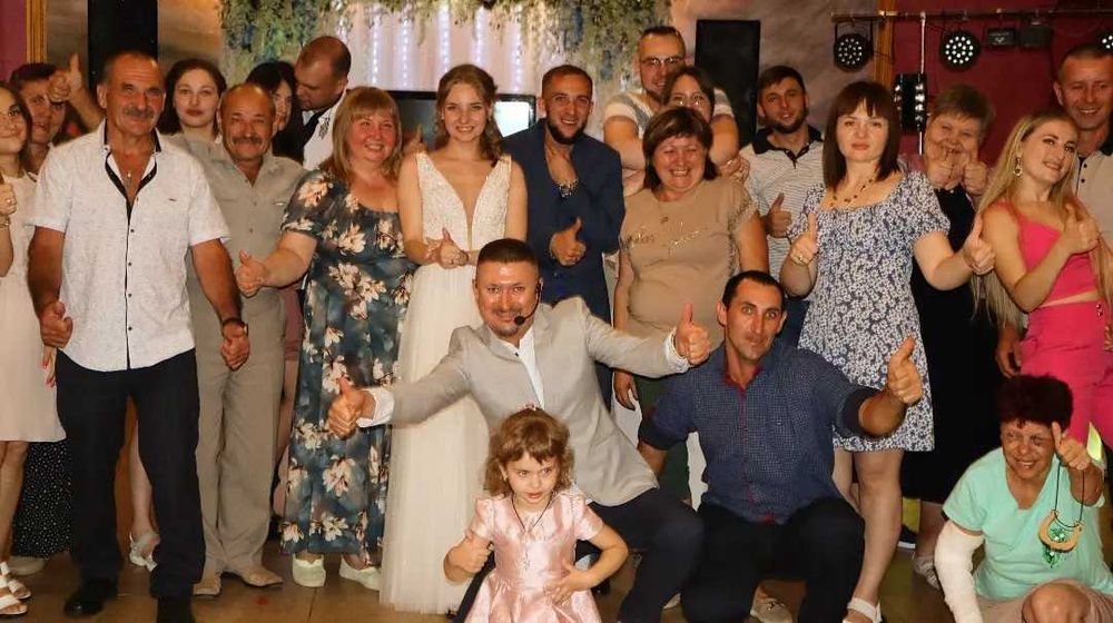 Ведучий, співак, артист, шоумен: ведення, музика, світло, дим!