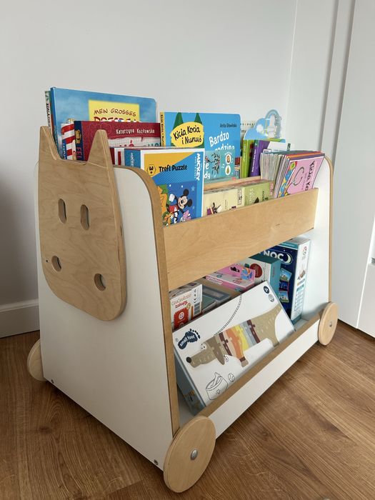 Drewniany regal dzieciecy na ksiazki na kolkach Babywood