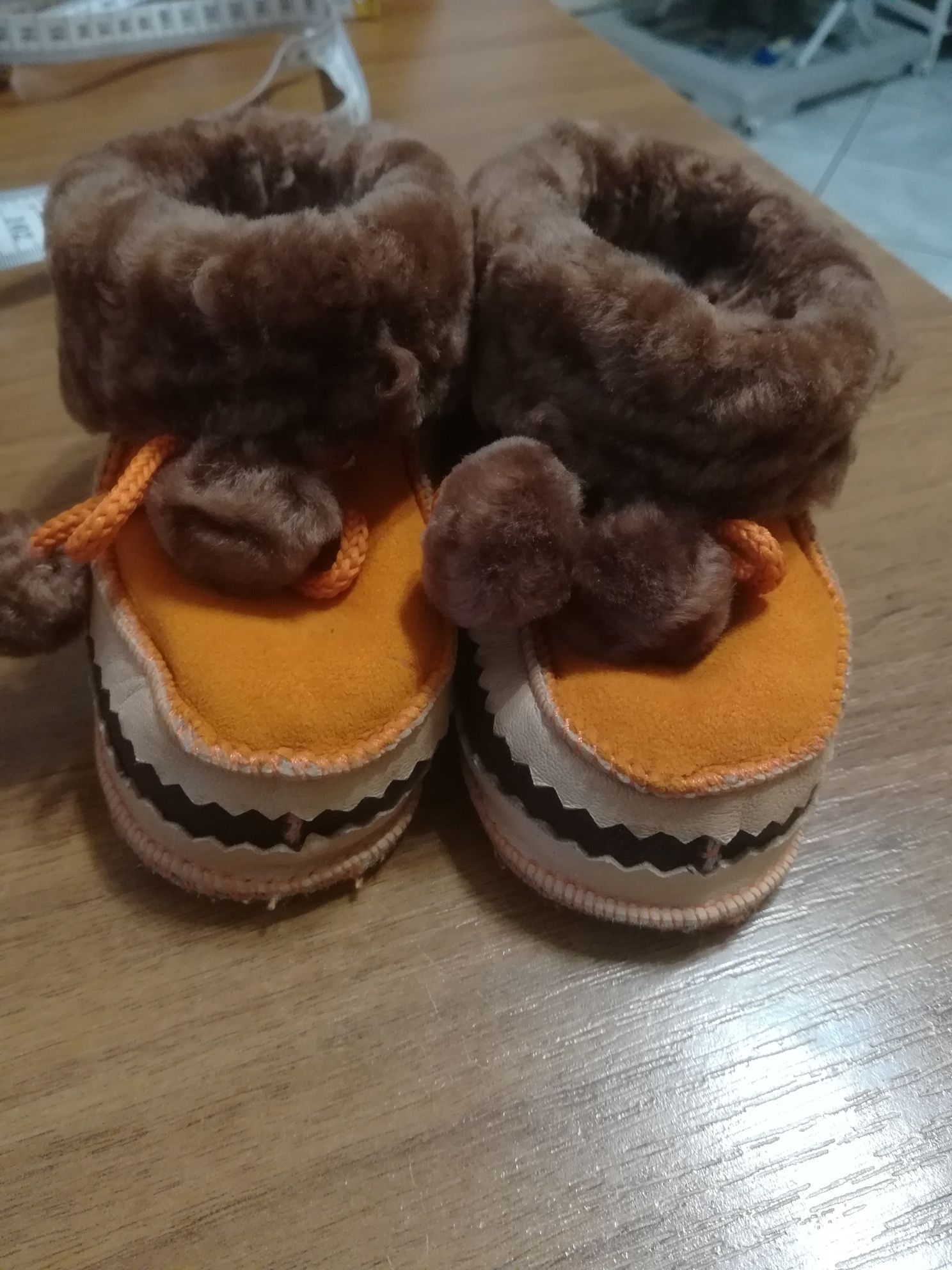 Kapcie góralskie niemowlęce.