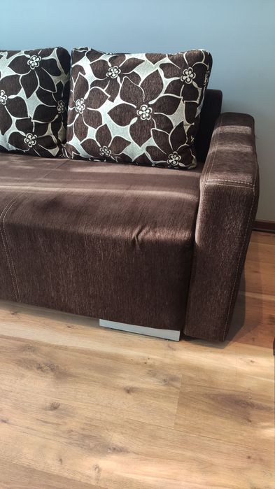 Brązowa duża kanapa rozkładana z pojemnikiem na pościel