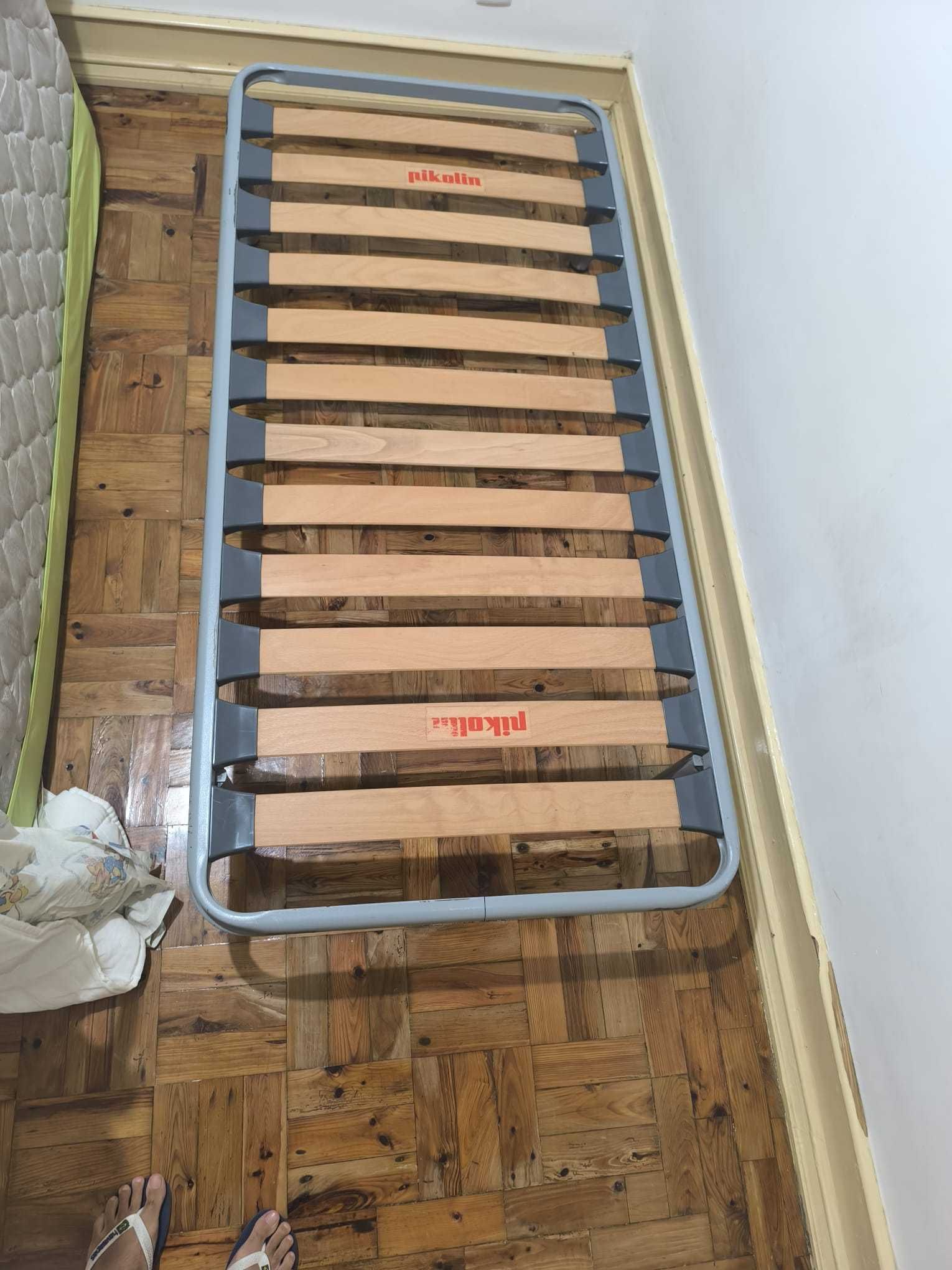 Conjunto de 2 colchões, 2 sommiers, 1 cómoda e 1 armário