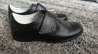 Czarne, skórzane buty chłopięce rozmiar 32 z firmy Bartek