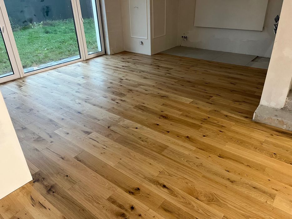 Montaż listew przypodłogowych parkietu paneli podłogowych deski