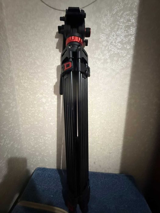 Професійний відеоштатив трипод для зйомки