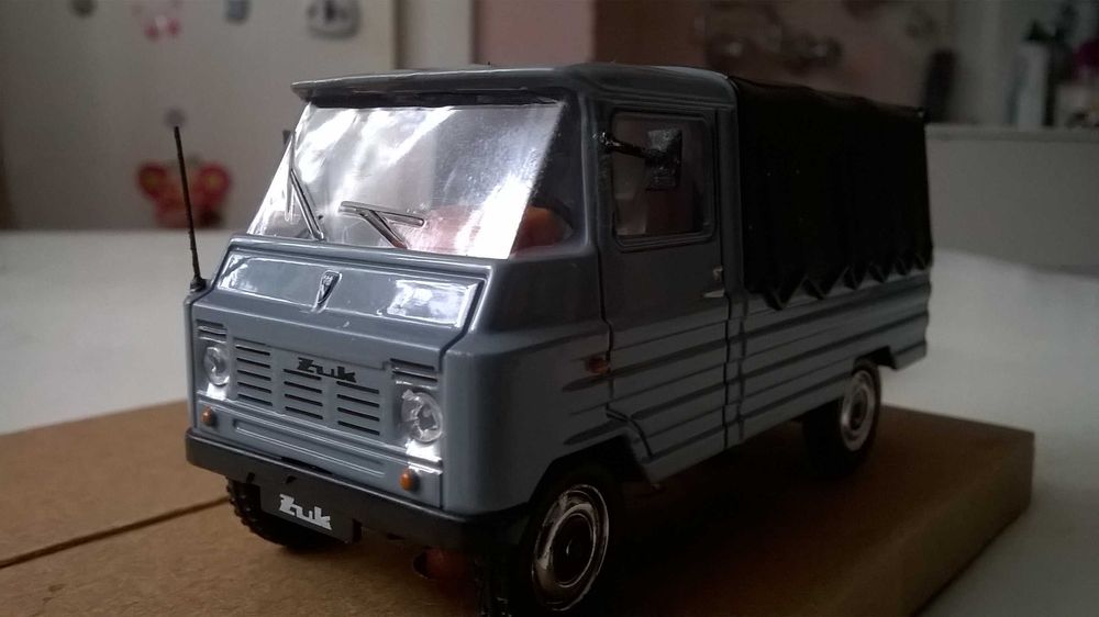ŻUK - model auta z lusterkami bocznymi i anteną radiową w skali 1:43