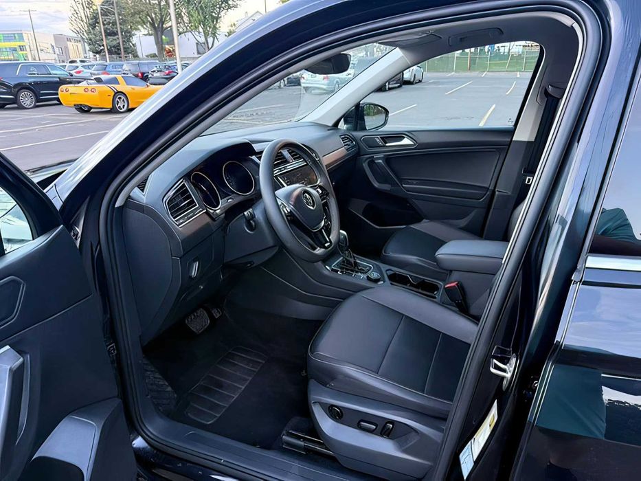 Volkswagen Tiguan      2021