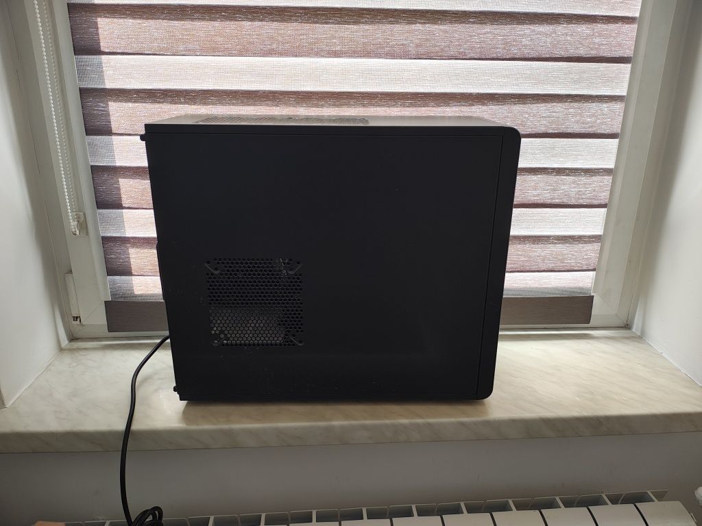 Komputer z monitorem