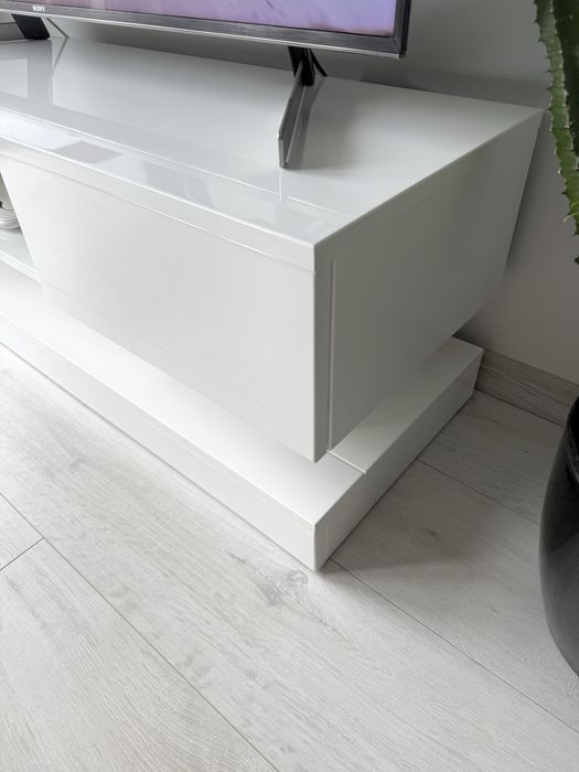 Szafka RTV biała lakierowana 130cm