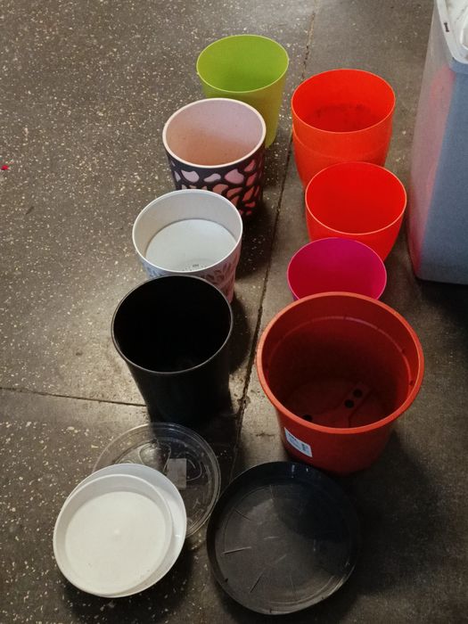 Duże plastikowe osłonki na doniczki