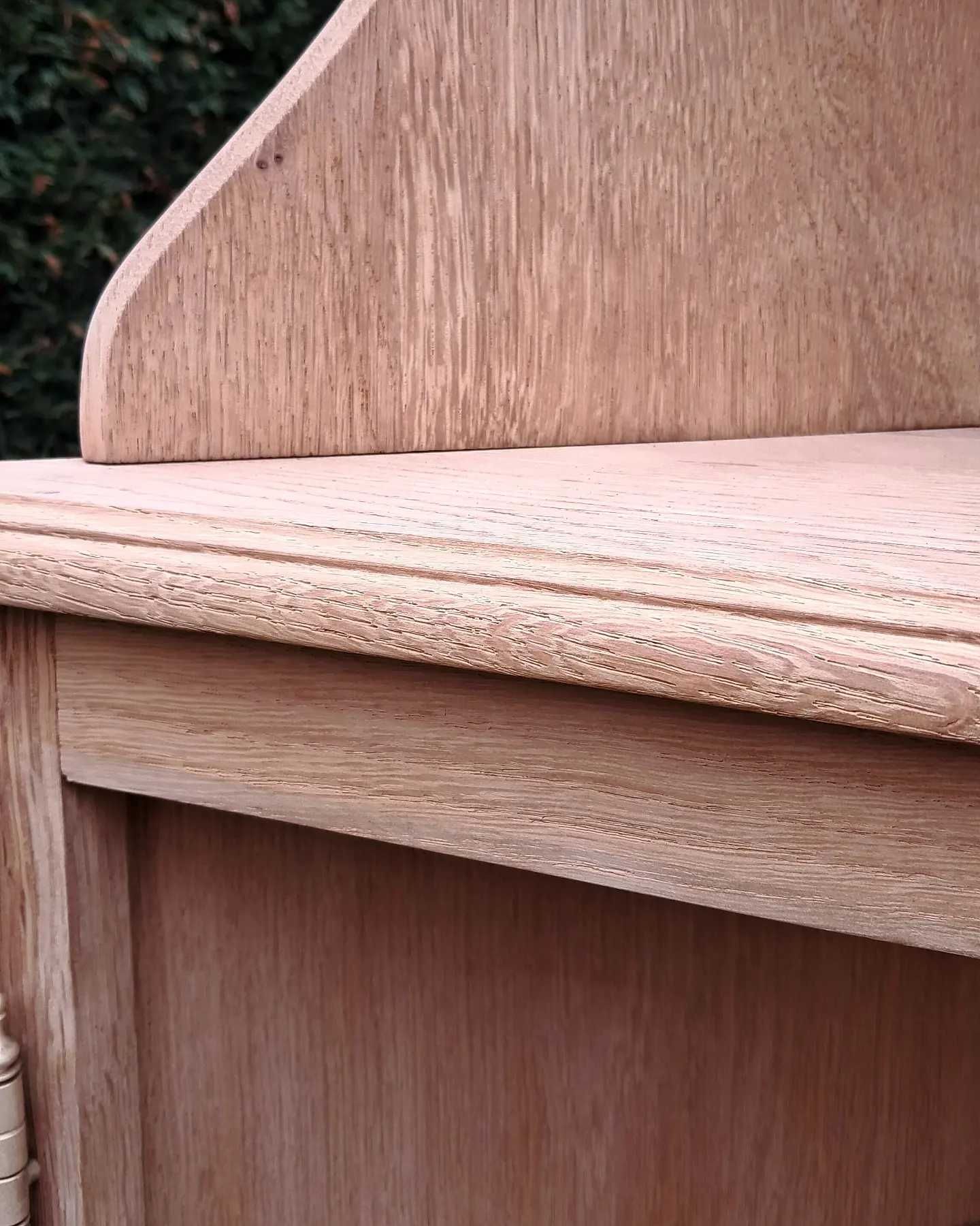 dębowa narożna szafka oczyszczona do surowego drewna