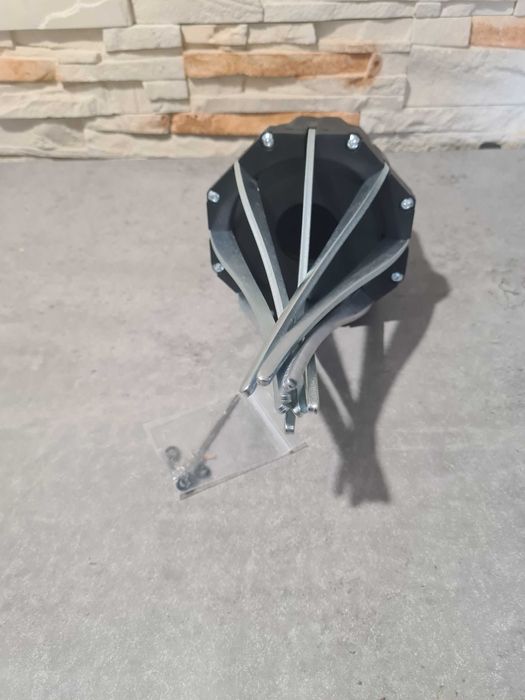 Uniwersalne pneumatyczne narzędzie do montażu osłon przegubów