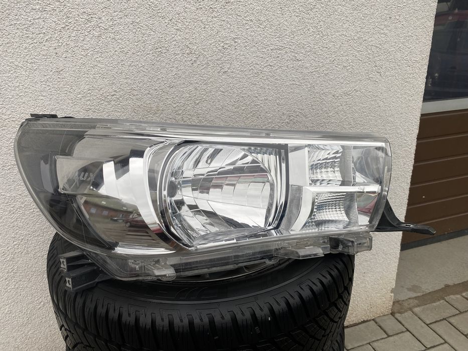 Toyota Hilux reflektor prawy 2015-