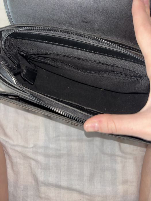 Чорна шкіряна сумка