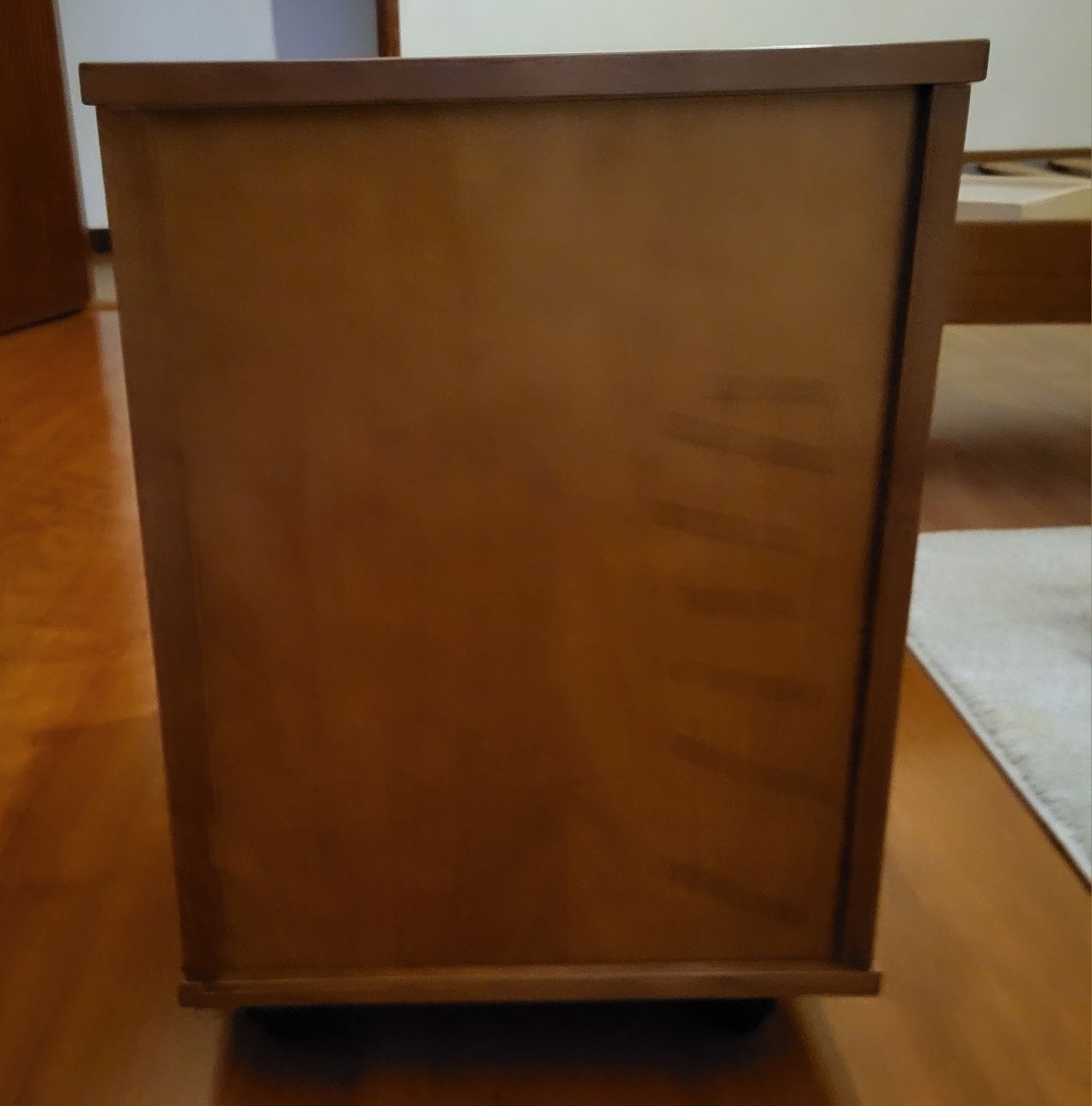 Mesa de cabeceira - cerejeira