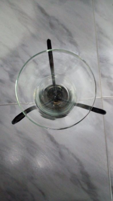 Jarra de vidro decorativa com base em metal