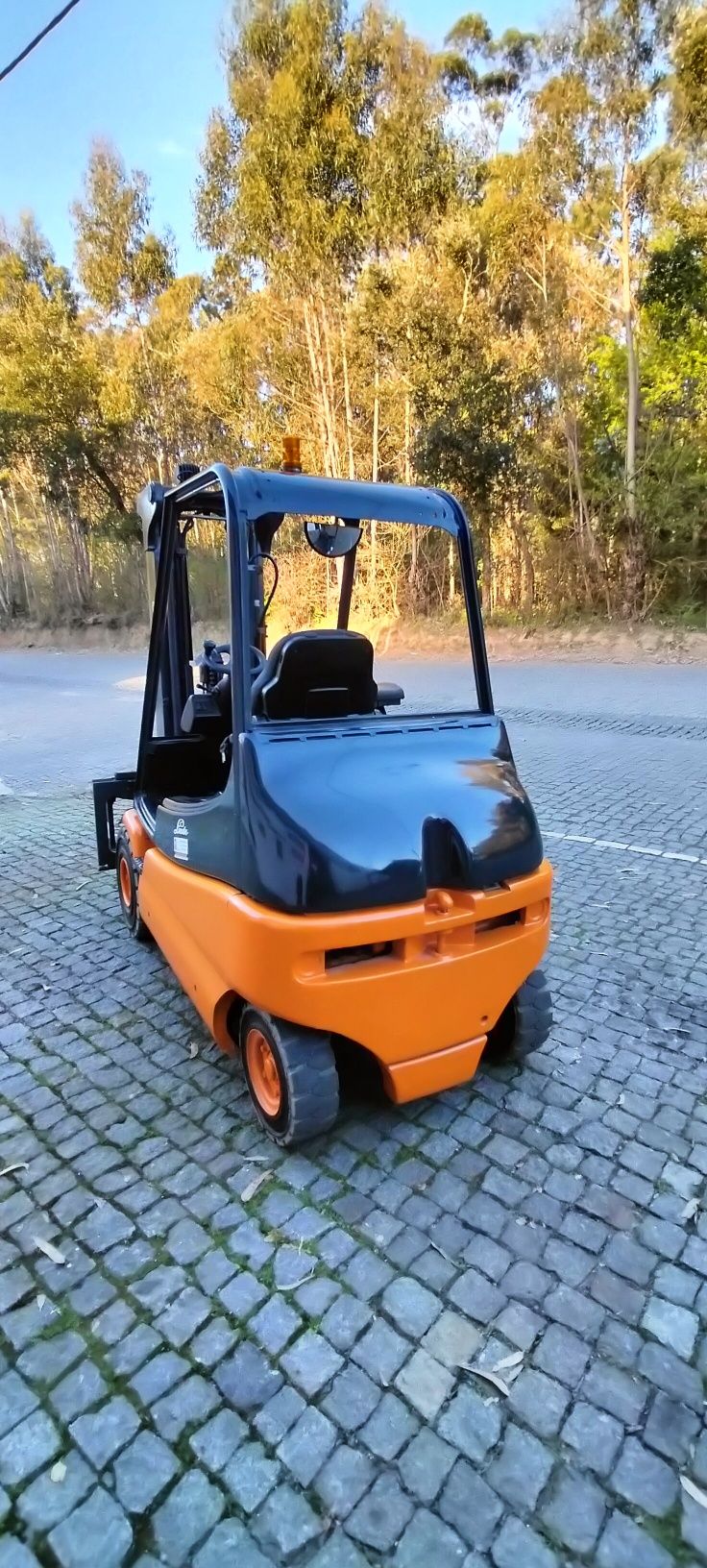 Empilhador Linde Elétrico 2500kg ,5000horas ,Triplo 4,50mt  ,Bat. Nova