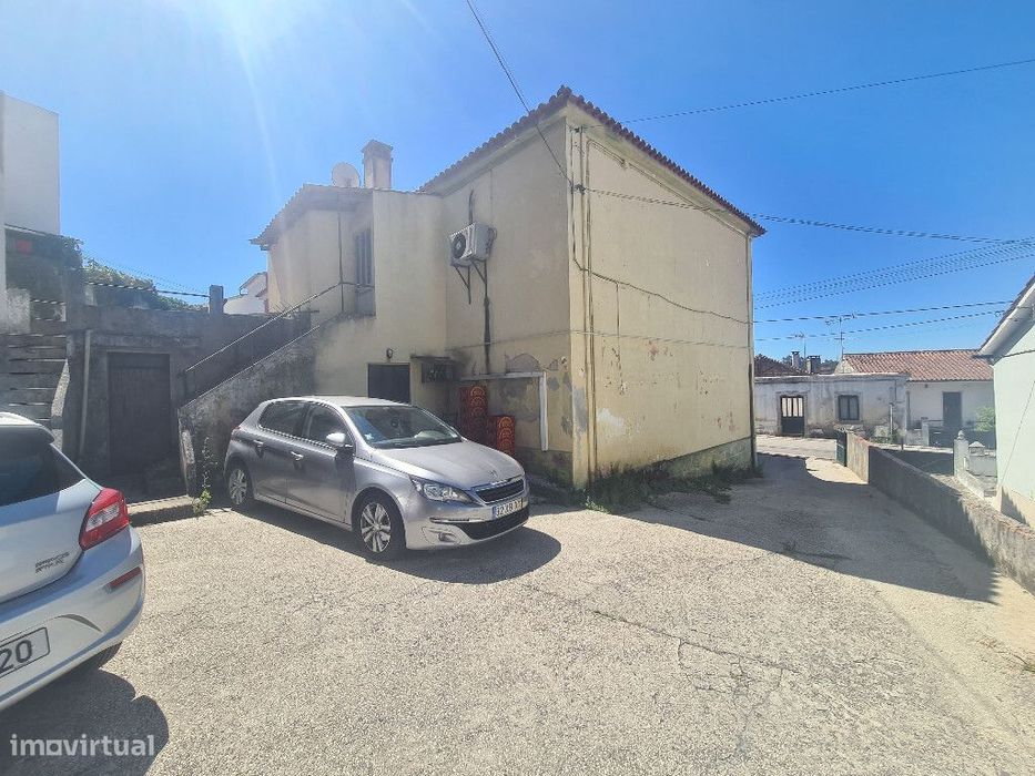 Prédio com T3 com uma loja e garagem em zona de Antanhol