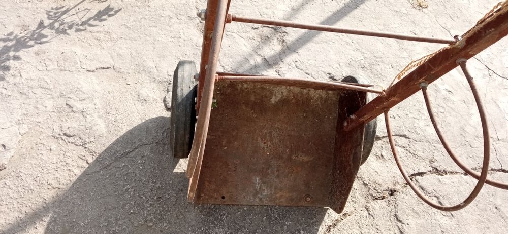 Тачка. Удобно для тяжёлого груза.