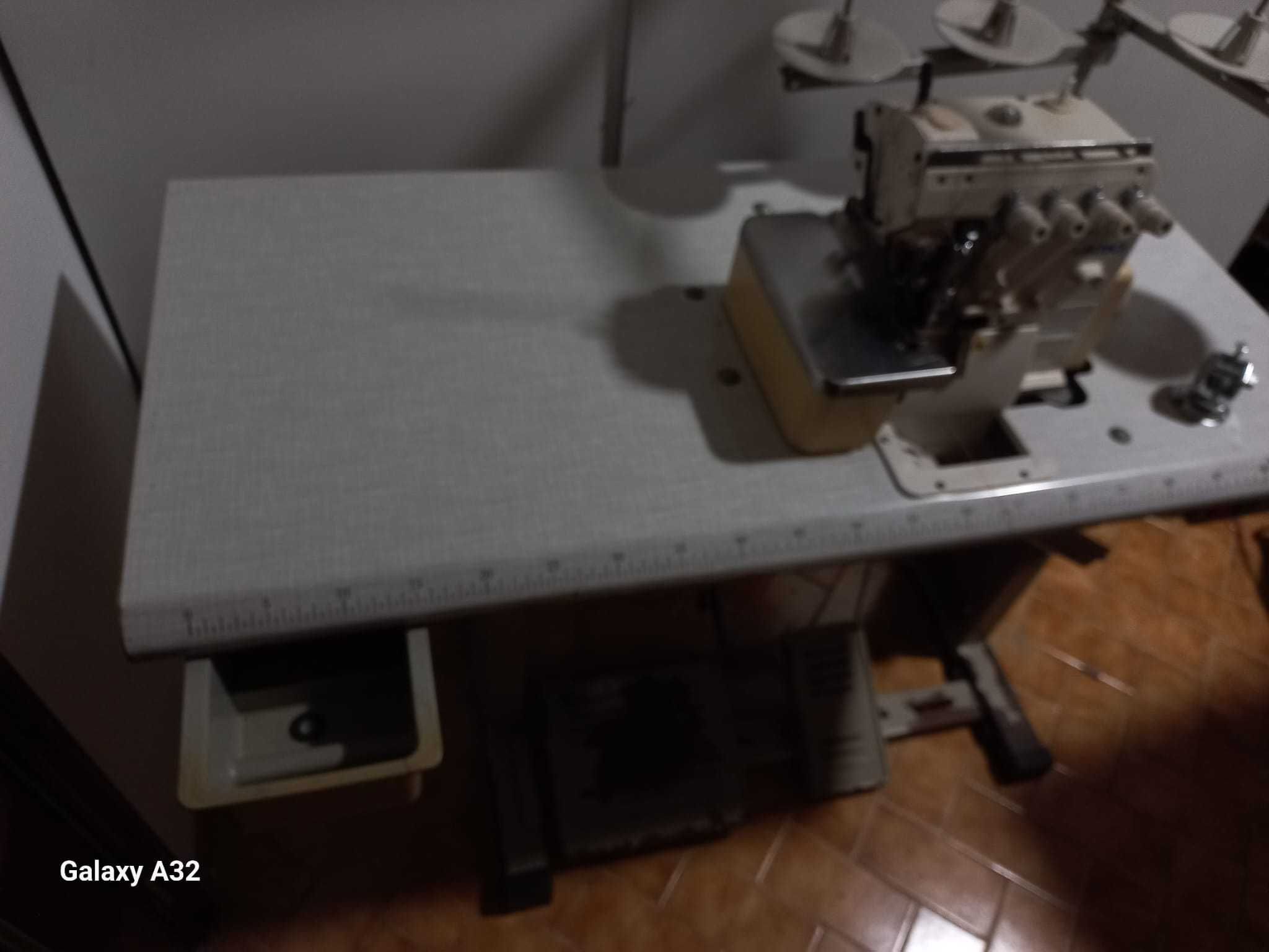 Máquina overlock industrial, marca Juki.