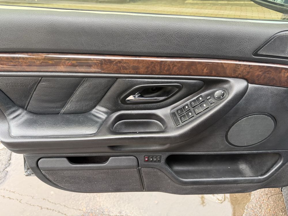 BMW 7 e38 Чорна газ бензин