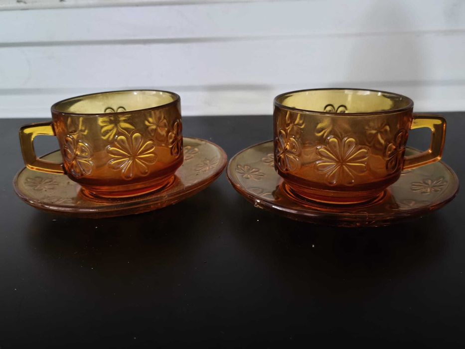 2 chávenas de vidro âmbar com pires – Vintage