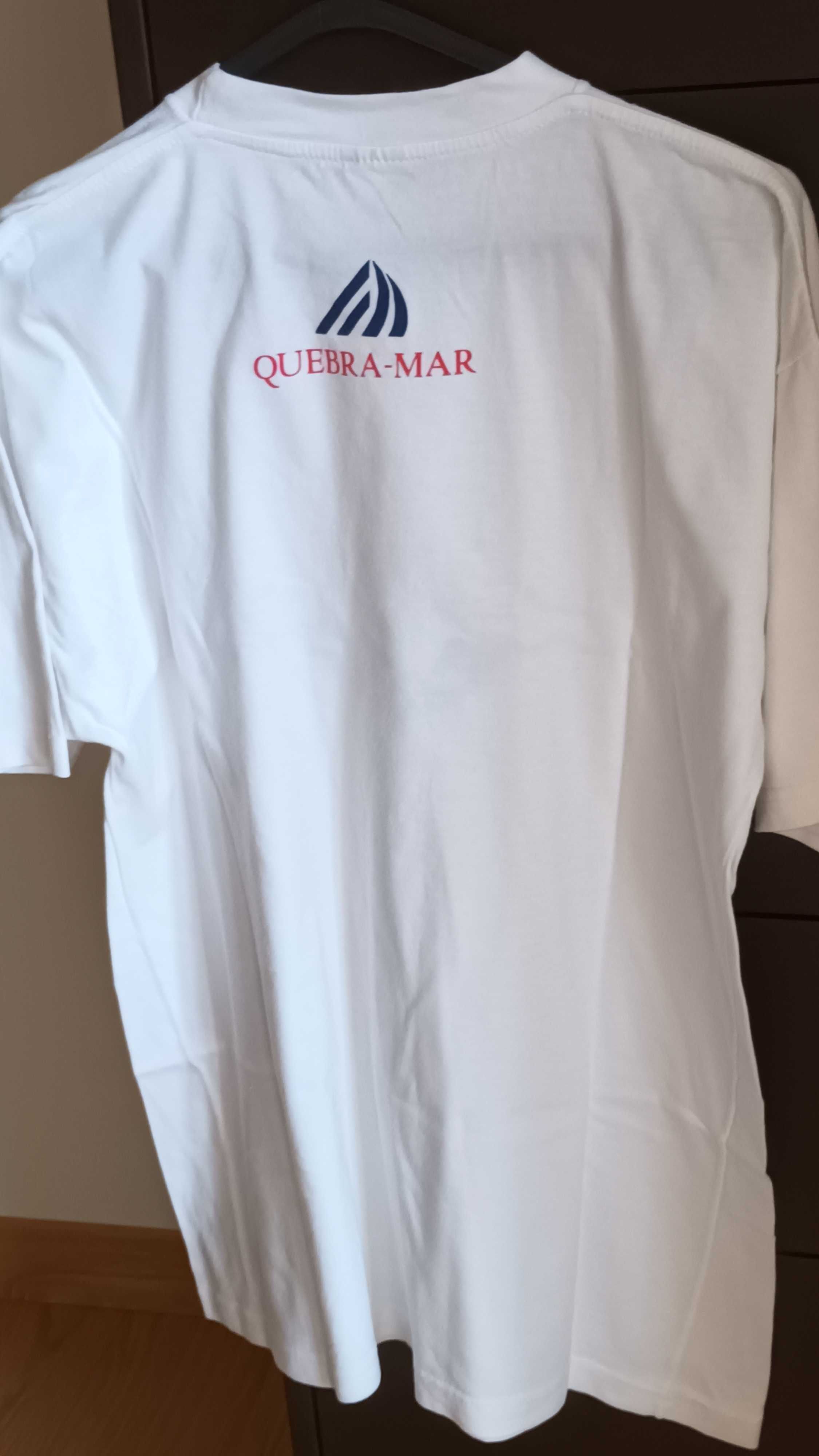 T-shirt branca da Quebramar