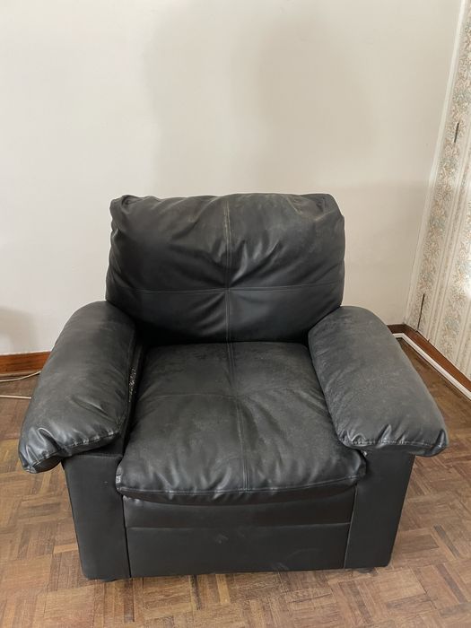 Conjunto Sofás em pele com mesa