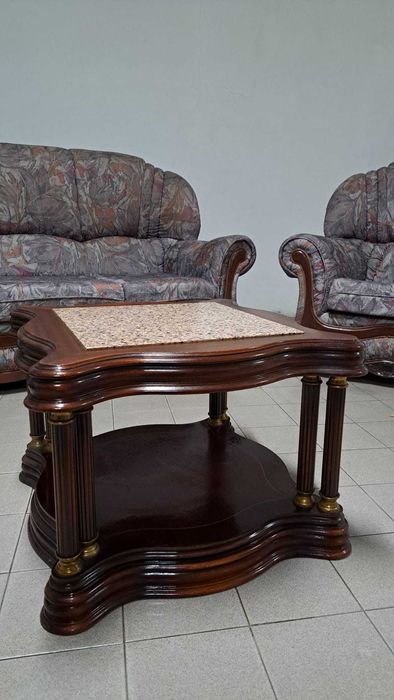 Conjunto - um sofá, duas poltronas e uma mesa de centro - Bom Estado