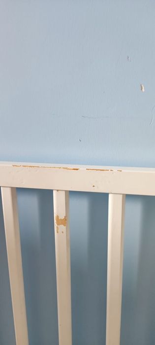 Łóżeczko drewniane z szufladą w kolorze białym+barierka 120x60