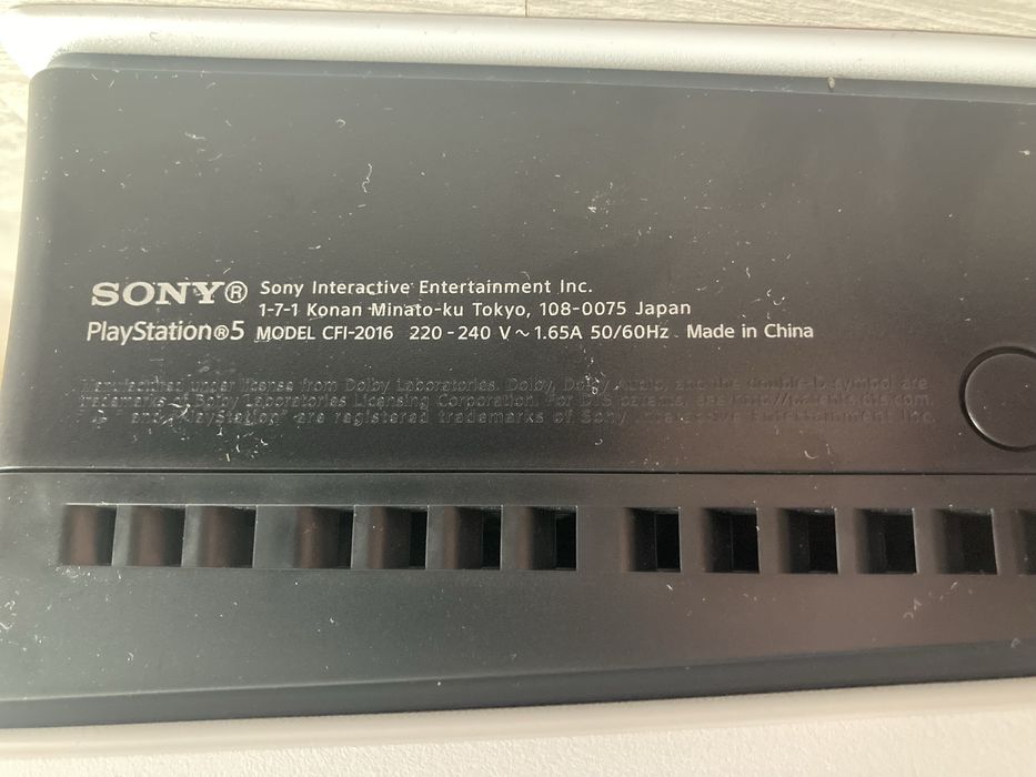 PS5 Slim z napędem + 4 gry