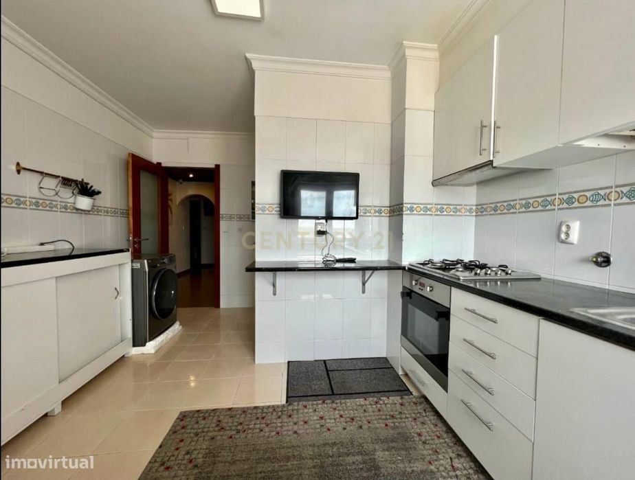 Apartamento T3 em Azambuja com Vista Panorâmica e Garagem