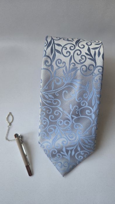 Elegancja w każdym detalu – klasyczny krawat z spinką