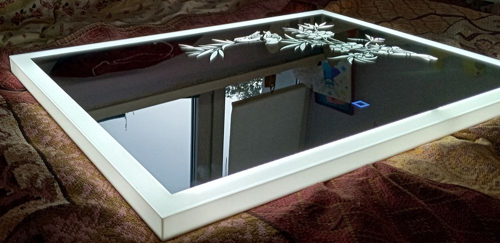 Lustro podświetlane z rysunkiem i włącznikiem dotykowym