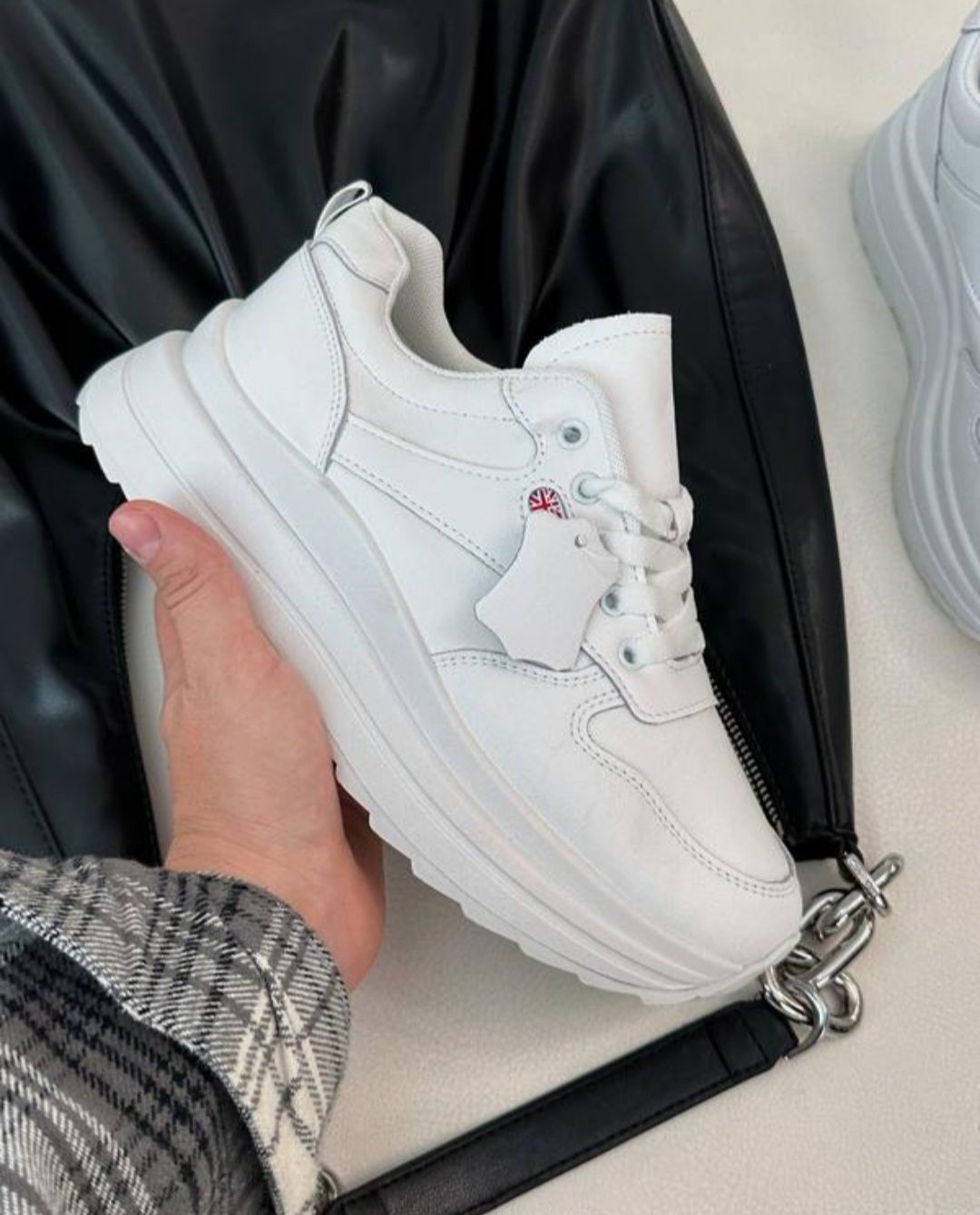 Шкіряні жіночі білі кросівки-хайтопи на платформі