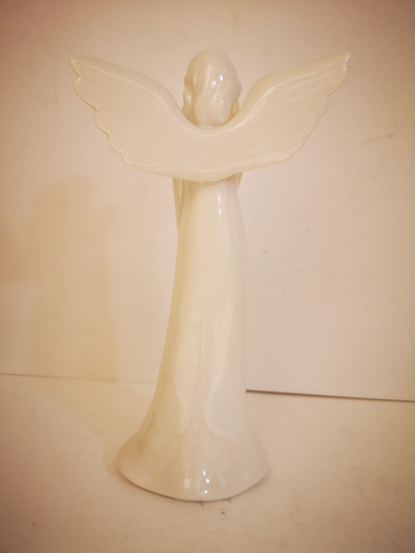 Porcelanowa figurka wysokiego anioła