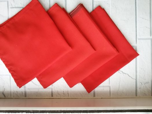 Салфетки столовые из ткани красного, синего цвета, в клеточку и белы