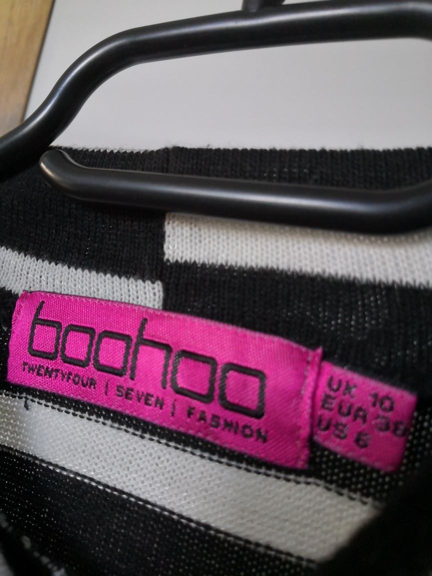 Boohoo bluzka crop top w paski białe czarne.