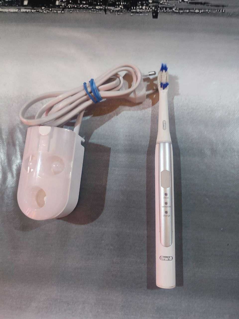 Продается  электирическая зубная щетка Oral-B Pulsonic Slim Pro Silver